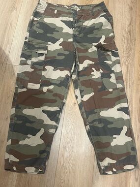 American Eagle Outfitters Lightweight Camo Cargo Pants size 10 short